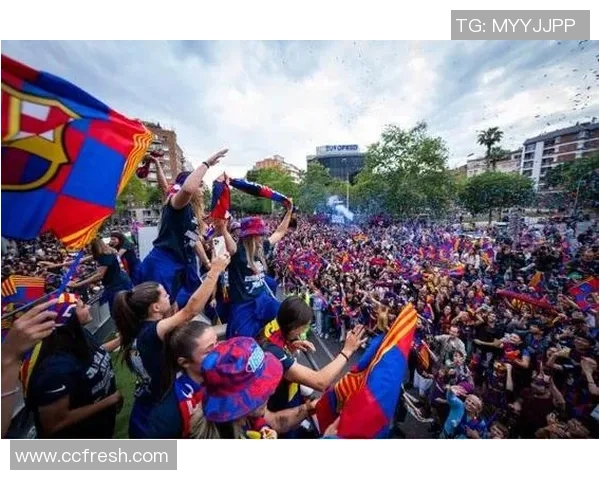 足球明星街头遭球迷热情围堵亲密互动引发粉丝狂欢盛况