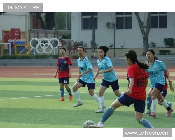 足球族群的团结与拼搏精神在绿茵场上的精彩展现 足球族群的团结与拼搏精神在绿茵场上的精彩展现