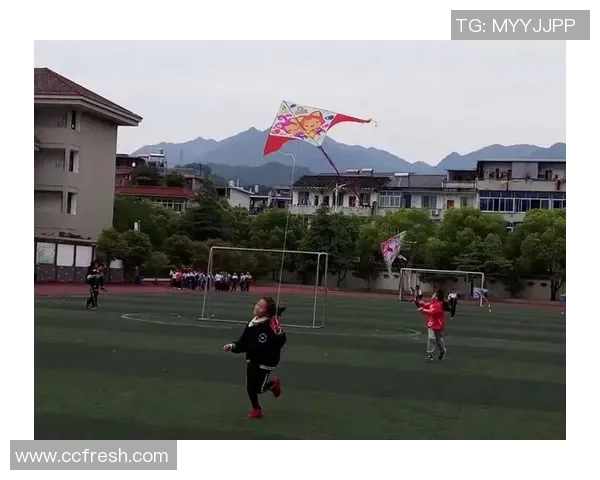 足球纸鸢在蓝天下飞翔的梦想与追逐，传递着青春的热情与勇气